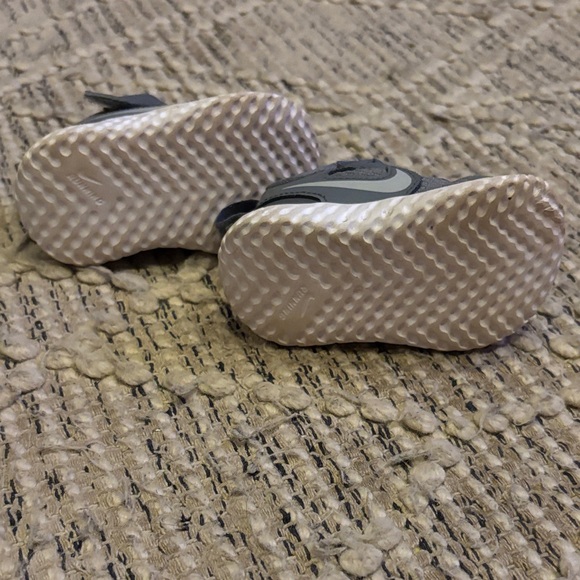 Nike Kids Gray Sneakers-size 3c - Picture 2 of 2